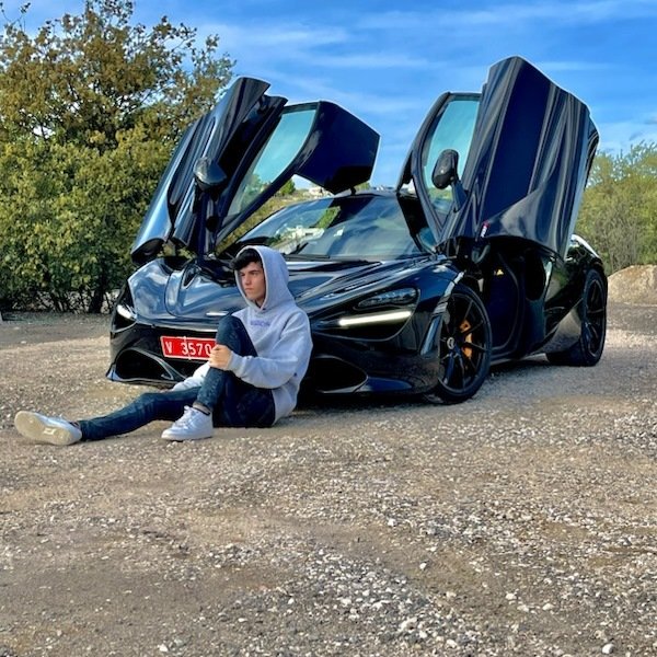 La Antena 360 junto a un McLaren negro con las puertas abiertas
